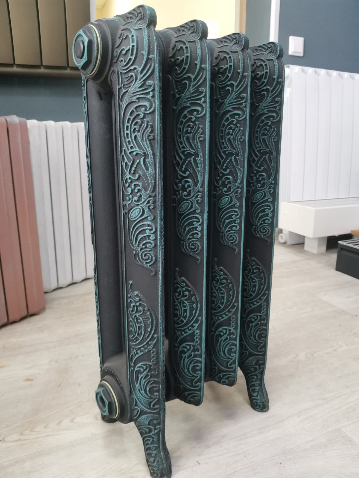 картинка Радиатор чугунный RETROstyle Windsor 500х4 секции (2 крайние секции) Ral 9005 мат + Ral 6034 А-Технология