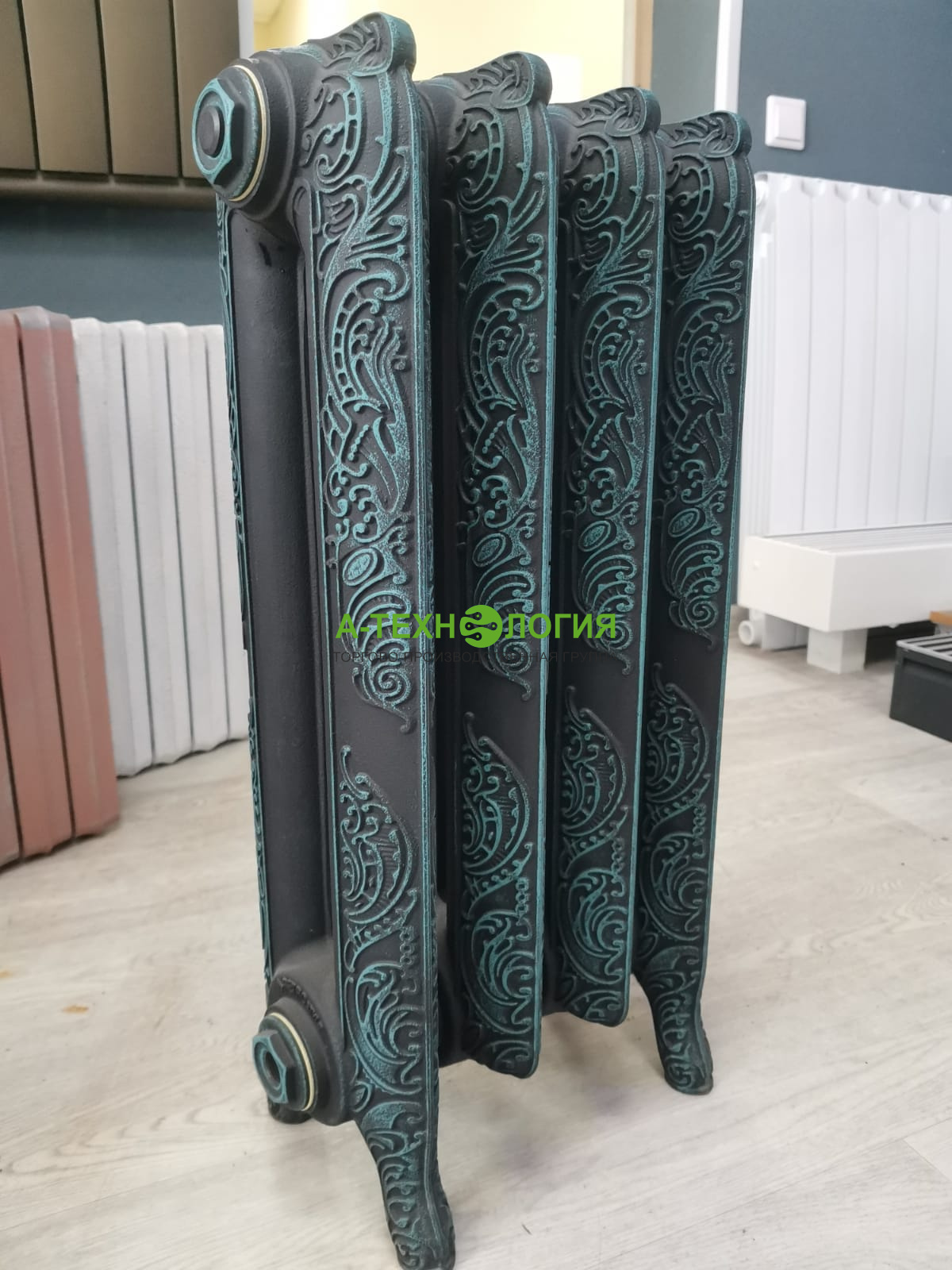 картинка Радиатор чугунный RETROstyle Windsor 500х4 секции (2 крайние секции) Ral 9005 мат + Ral 6034 А-Технология